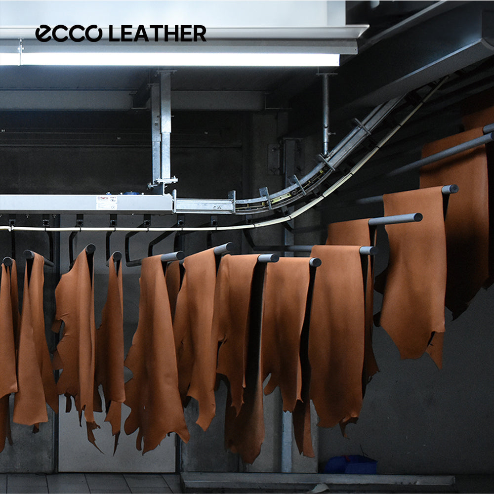 Crafted from premium Netherlands full-grain leather, offering a soft, natural touch and exceptional durability. Over time, it develops a deep and rich patina that enhances its character with everyday use.