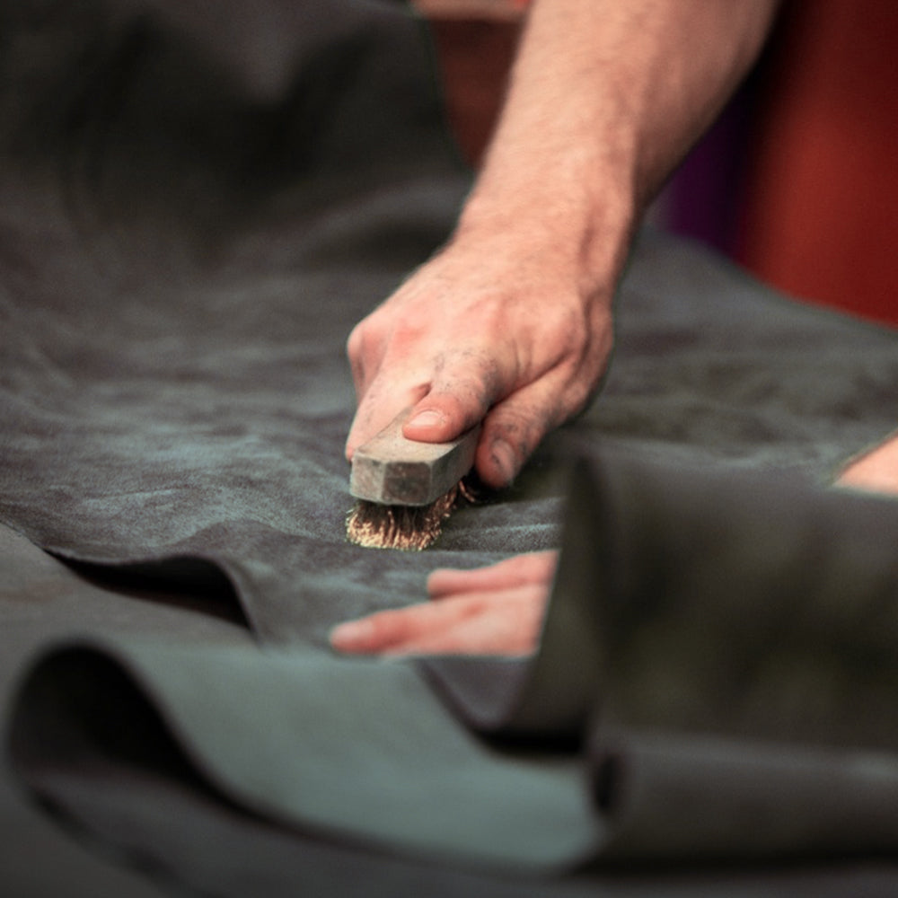 Vegetable tanning combined with an oil-wax finish enhances grip and texture while allowing the leather to age beautifully. The surface evolves naturally, gaining depth and individuality.
